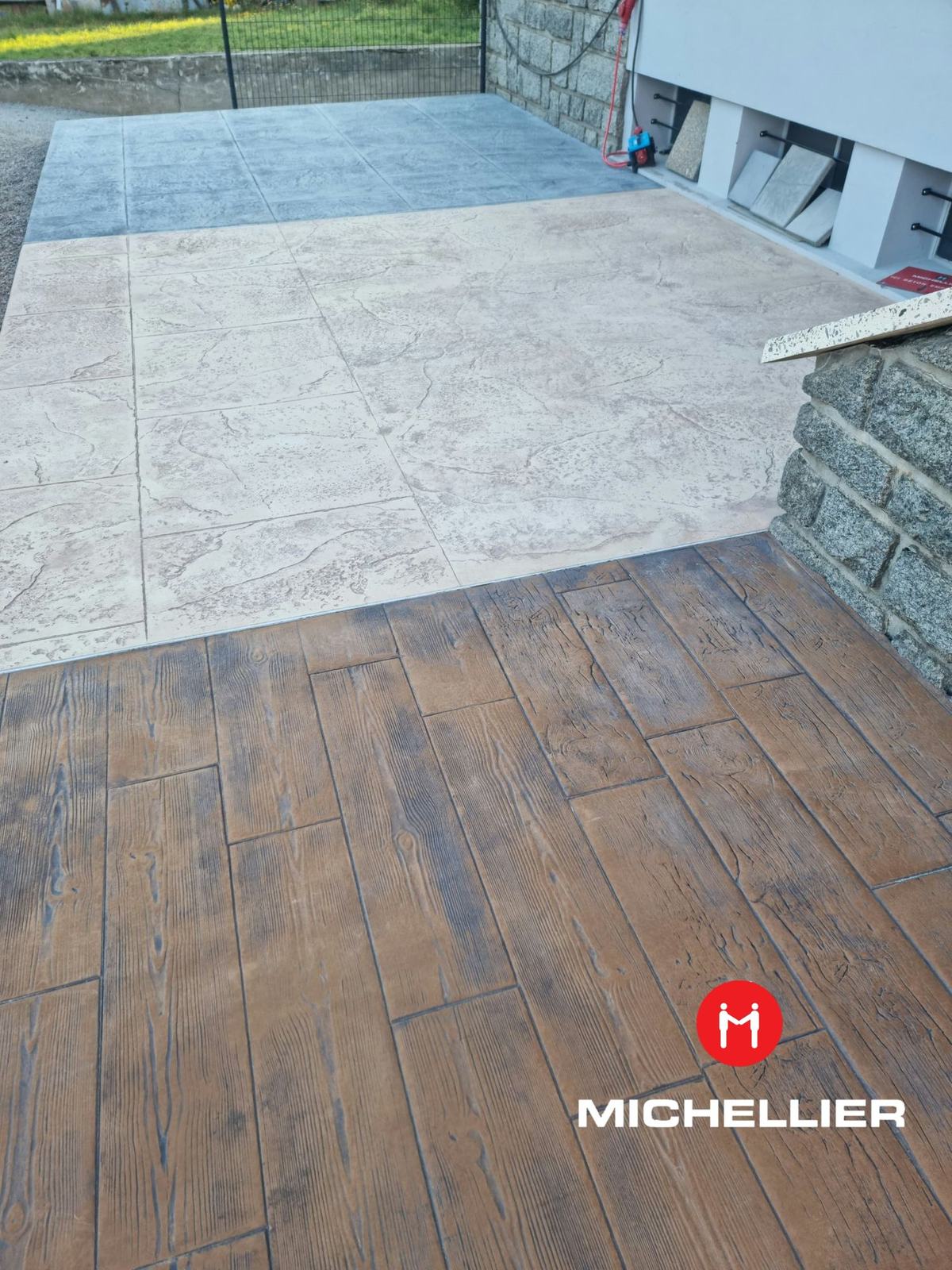 Terrasse en béton imprimé, effet pierre et effet bois