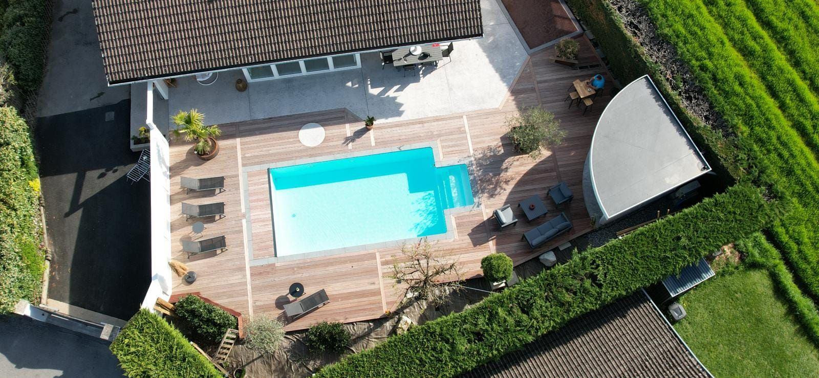 Piscine et terrasse vues du dessus
