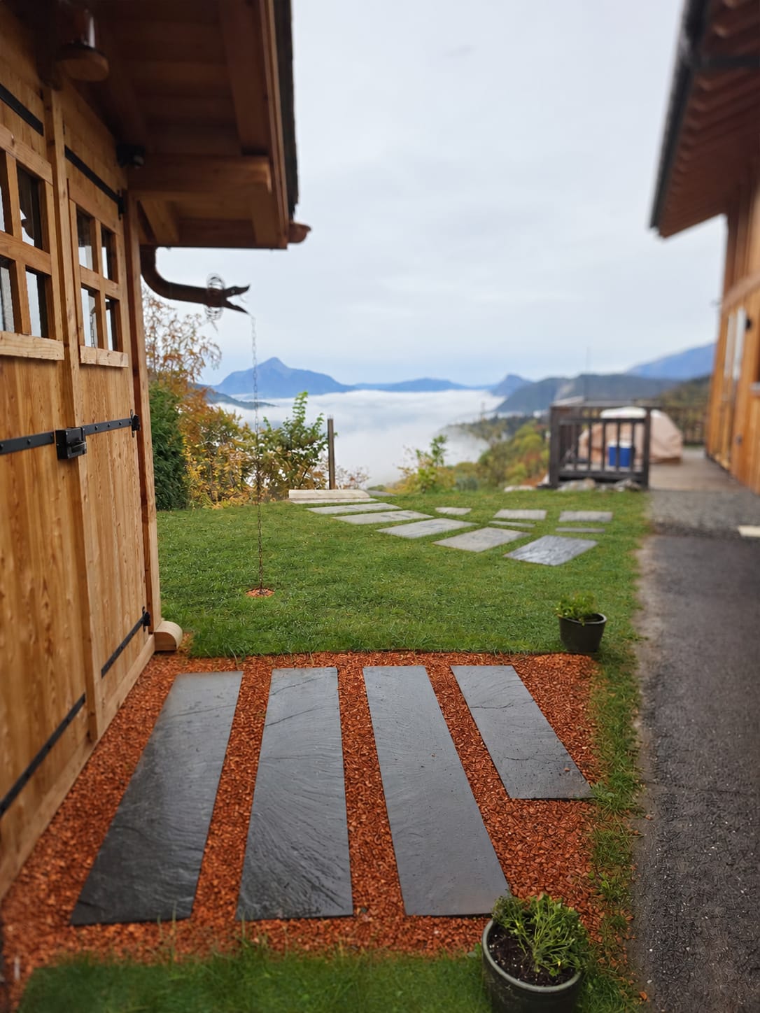 Allée de dalles sur gravier, face aux montagnes